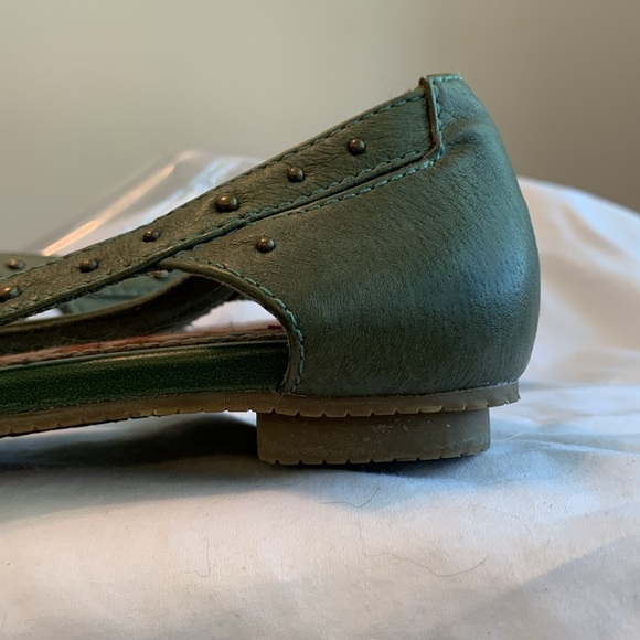 Moss green flats - Picture 5 of 7